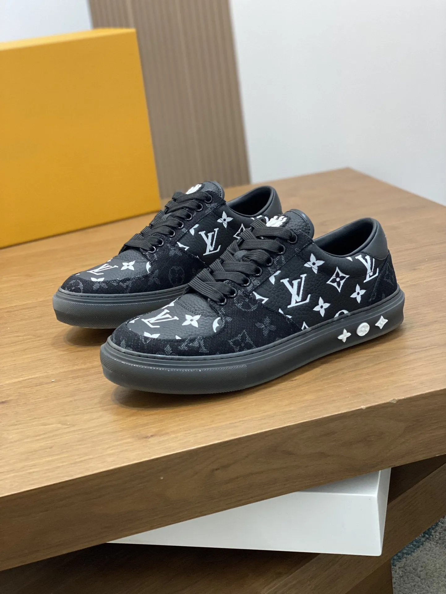 LV MONOGRAM BLACK SNEAKERS