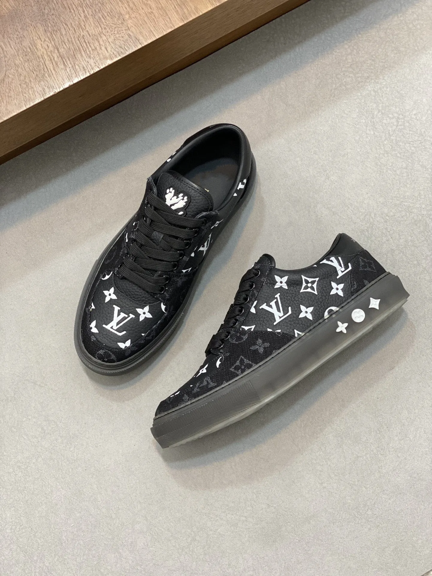 LV MONOGRAM BLACK SNEAKERS