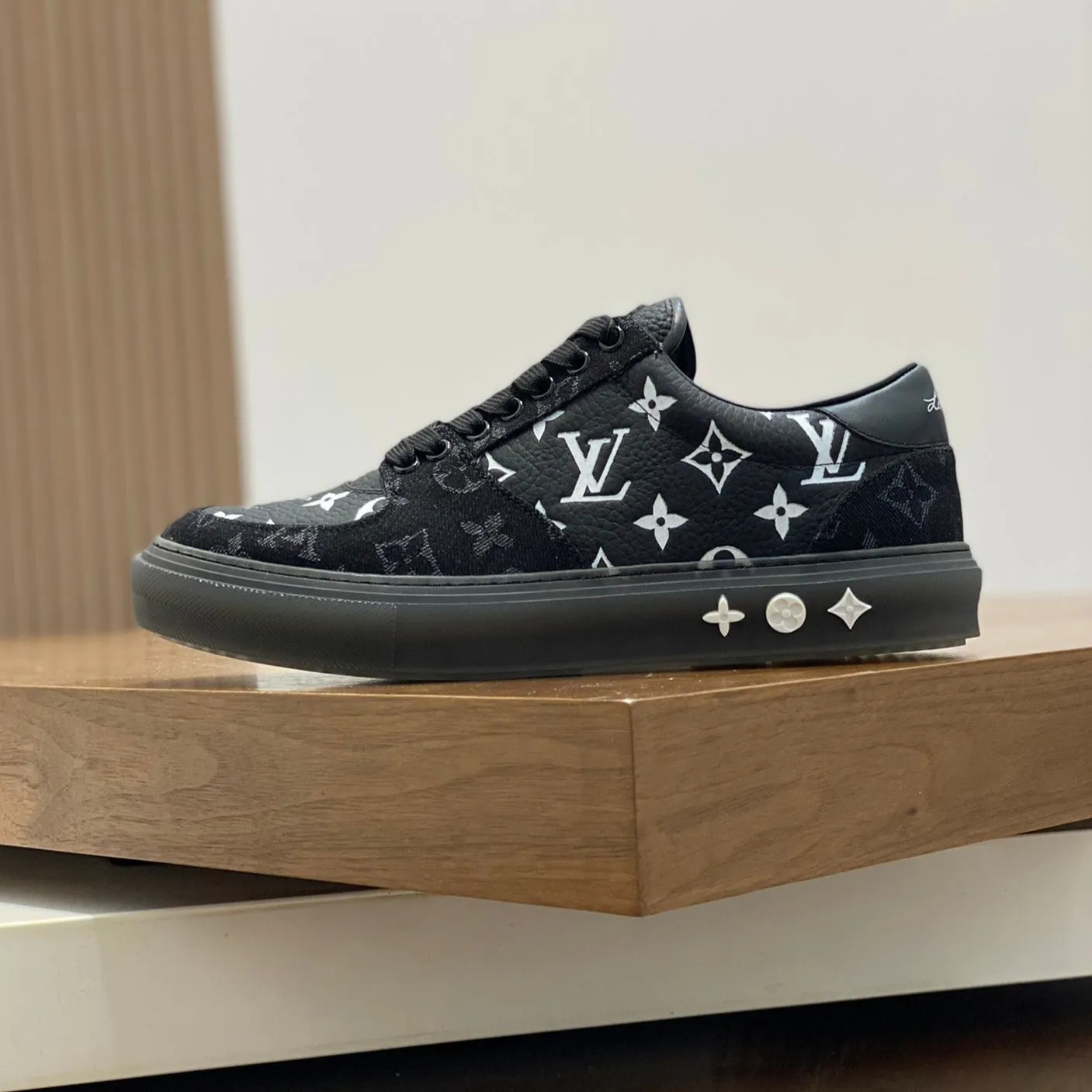 LV MONOGRAM BLACK SNEAKERS