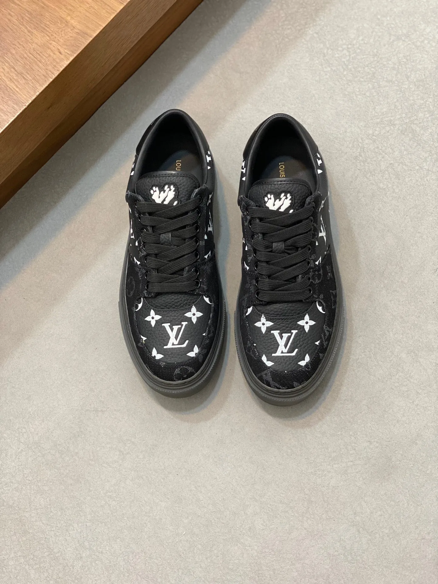 LV MONOGRAM BLACK SNEAKERS